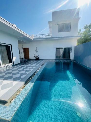 Bhuj Villa | Villa Hillside