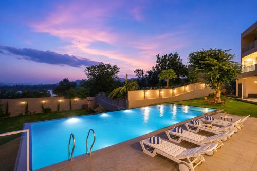 Bedla Villa | Villa Miran Pet-friendly Boutique room in a retreat with Infinity looking Pool, Activity room, Lawn, Garden