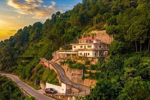 Sabathu Villa | Villa Woodside Meadows by VEO - Hilltop villa with Jacuzzi at Kasauli