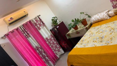 Raipur Bed & Breakfast | VISHNOO STAYS Sunny Morning Room