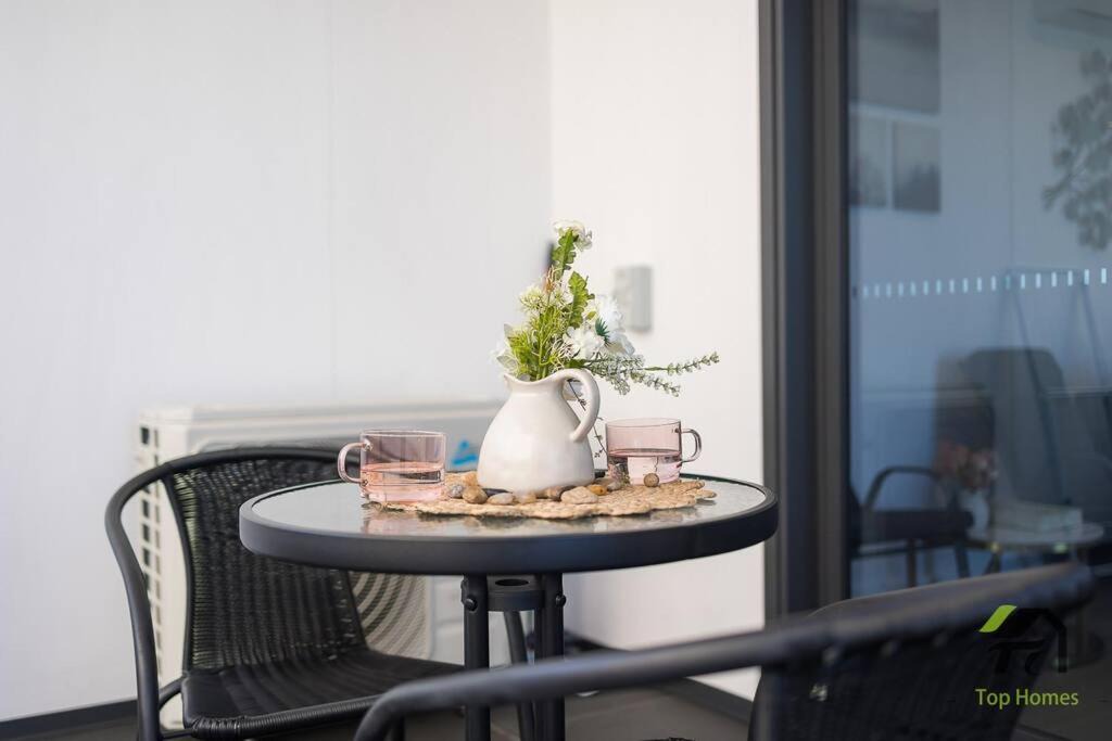 Bankstown Apartment | Vivid Condo 1B1B in Bankstown