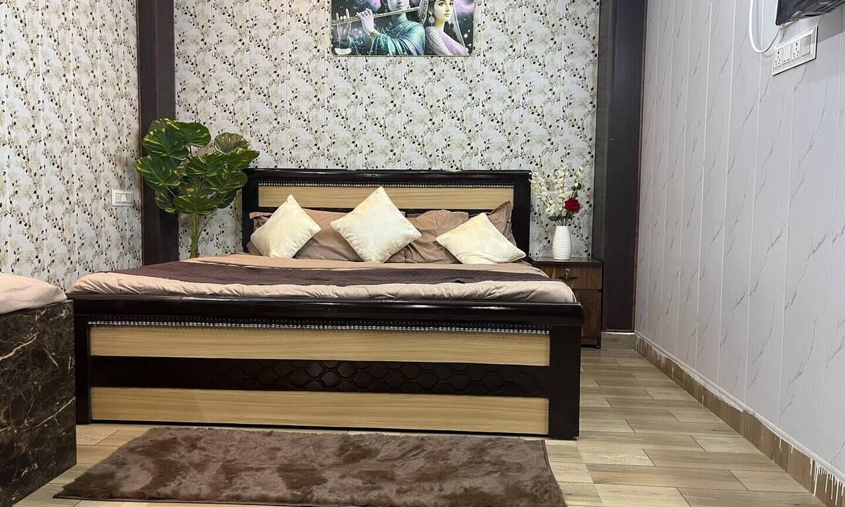 Vrindavan Apartment | Voyzen Sthal - Luxury 1BK Apartment Near Prem Mandir with Kitchen & Free Parking