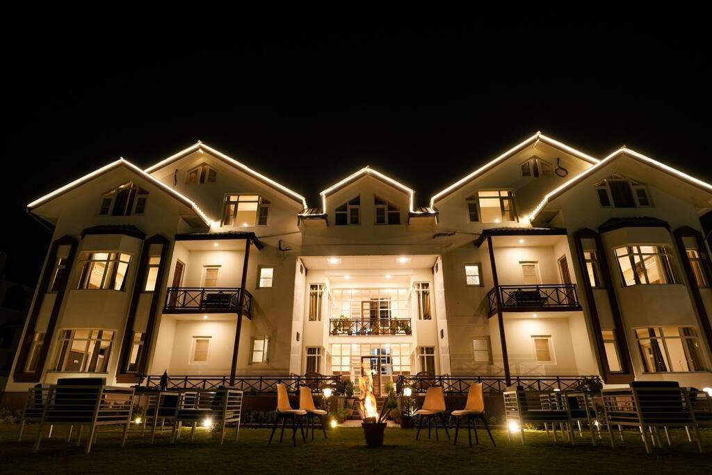Nishat-Shalimar Apartment | Walisons Homestay Spirea 3 - BHK with Balcony B2