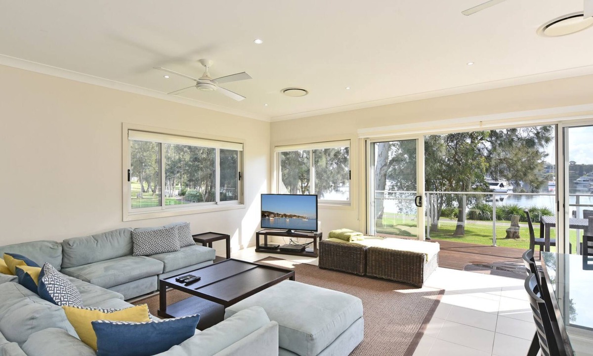 Wangi Wangi House | Wangi Lakehouse - renovated Lake Macquarie lakefront Location