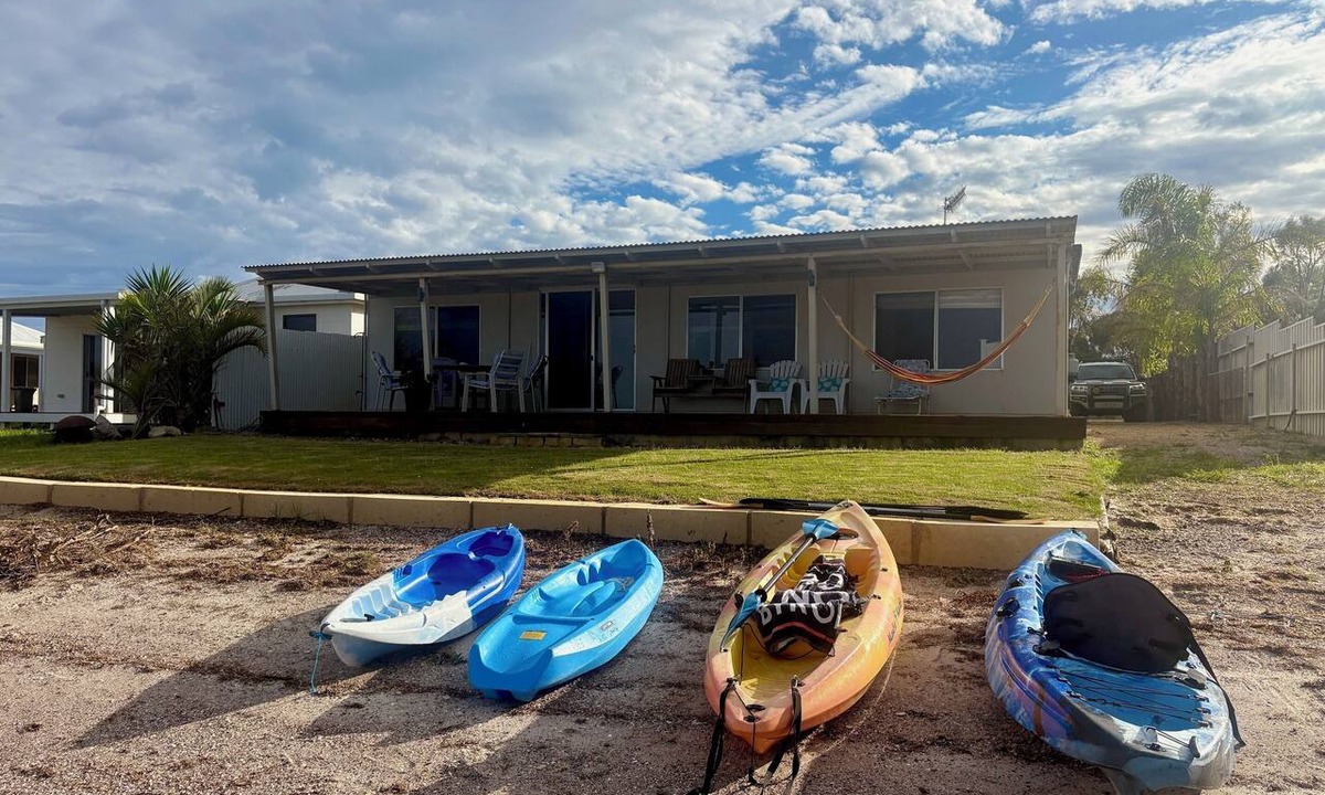 Lake Wangary House | Waterfront shack at peaceful Dutton Bay West, 5 mins to Farm Beach!