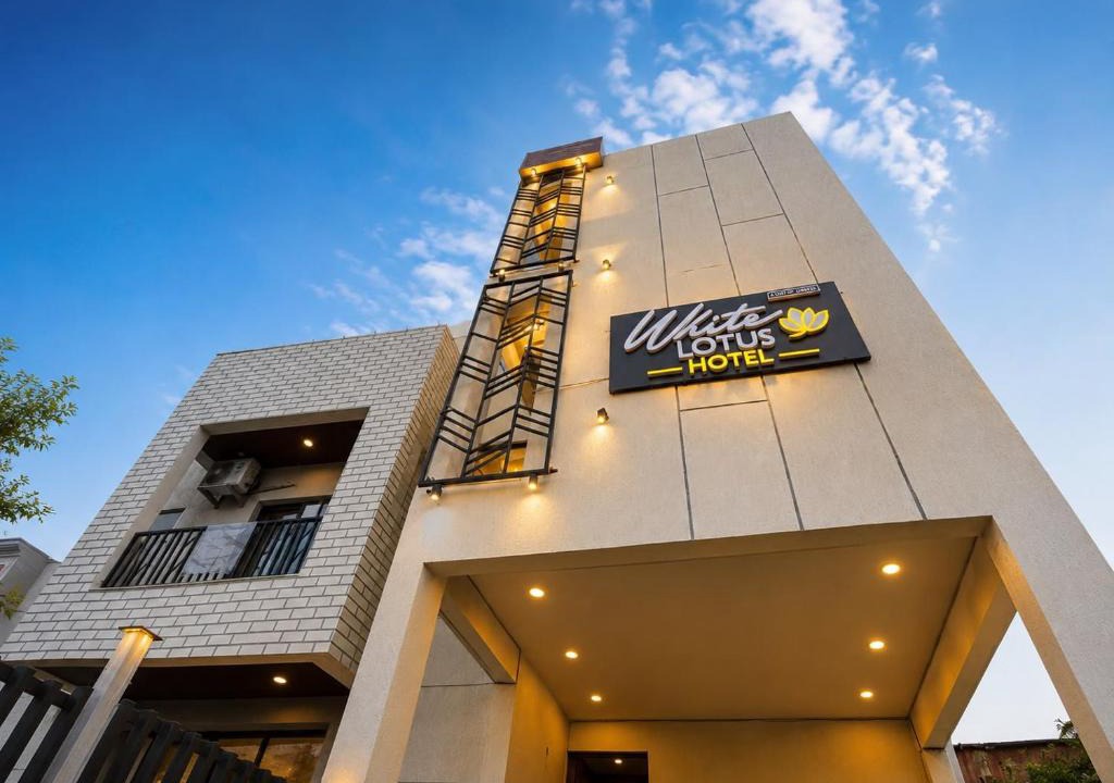 Bhopal Hotel | White lotus stay