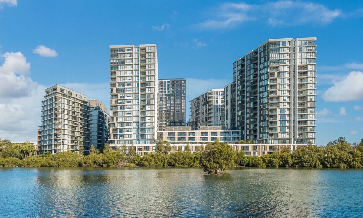 Wolli Creek Apartment | Wolli Creek 2BR | Station, Airport, Pool + Parking