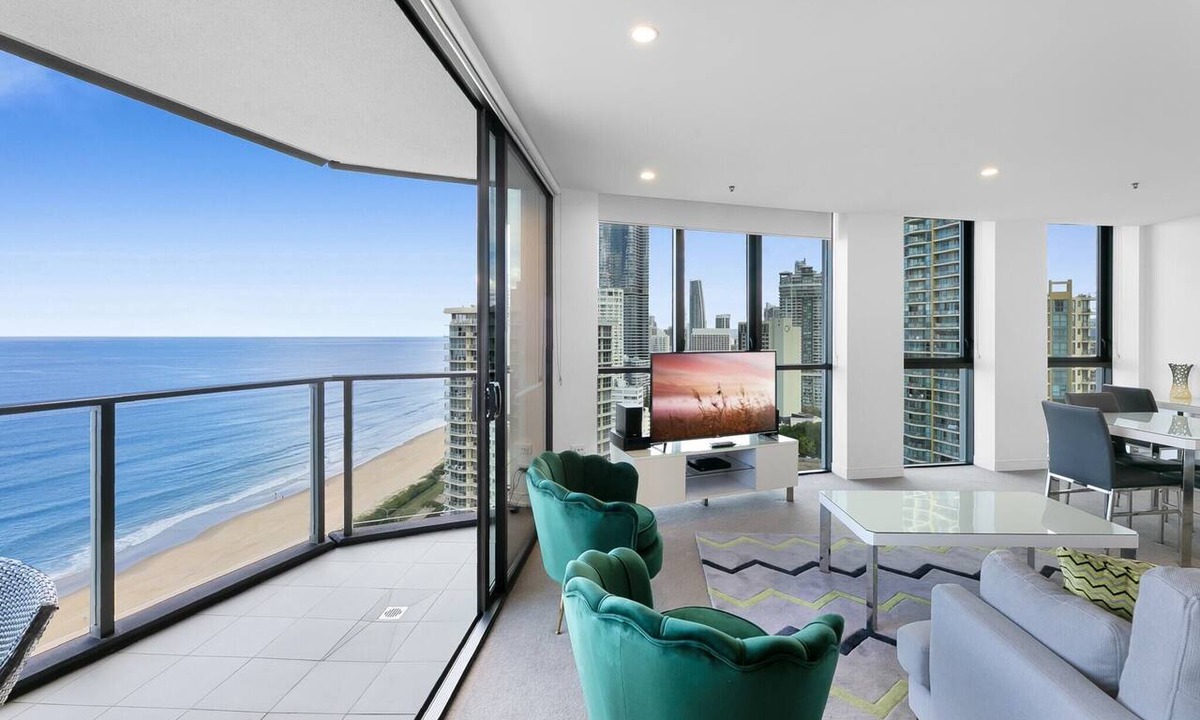Surfers Paradise Apartment | Wonderful 2-Bed with Pool, Gym & Scenic Views