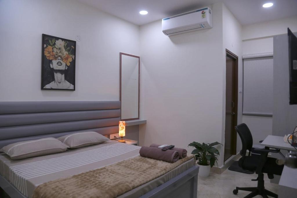 Serilingampally Apartment | Yendluri's- QueenBed Room-4 Kondapur, Gachibowli