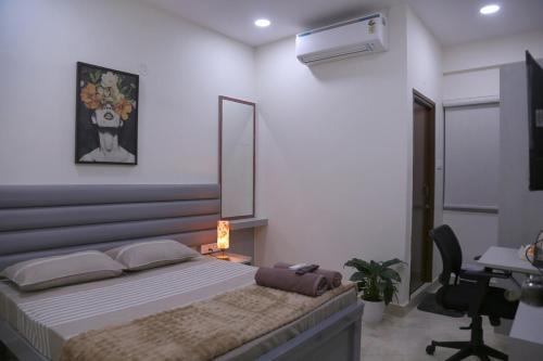 Serilingampally Apartment | Yendluri's- QueenBed Room-28 Kondapur, Gachibowli