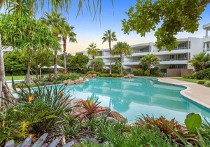 Cotton Beach Apartment 33 with Pool Views - Beachfront Complex
