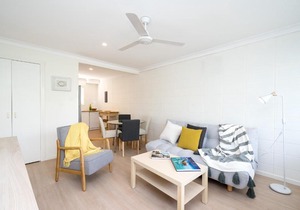 Spacious and Bright Apartment Minutes to the Beach