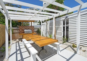 Spacious and Bright Apartment Minutes to the Beach