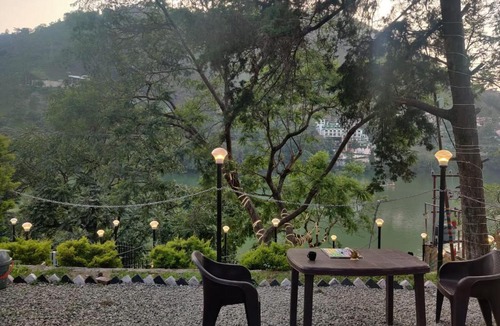 Bhimtal Hotel | लेक एंड वुड्स