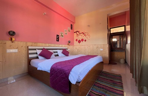 Munsyari Bed & Breakfast | 1-bedroom With KING SIZE bed & breakfast in lovely Munsyari with WiFi,