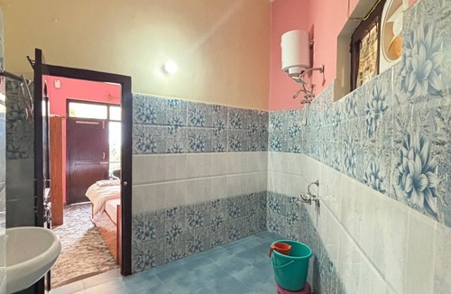 Munsyari Bed & Breakfast | 1-bedroom With KING SIZE bed & breakfast in lovely Munsyari with WiFi,