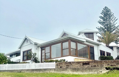 Cronulla House | 1 minute to Shelly Beach Ocean Pool! Door step to The Esplanade Track!
