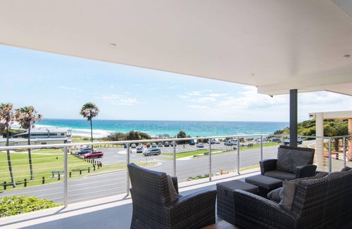 Forster House | 12 Cliff Road - Across from One Mile Beach!