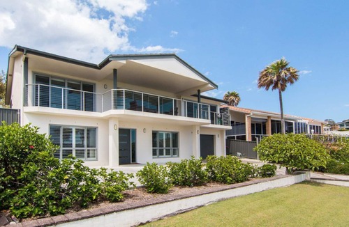 Forster House | 12 Cliff Road - Across from One Mile Beach!