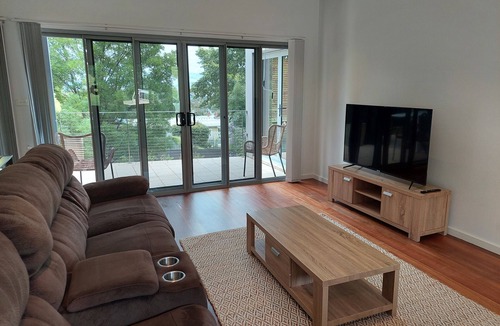 East Tamworth House | "123 Fitzroy" 4 B/room townhouse overlooking East!
