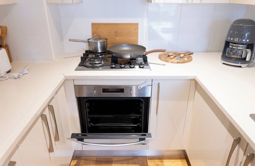 Waterloo Apartment | 1BD| Free Parking|sleep 4 guest|Work desk|Baby cot|PoolGym|air mattress|