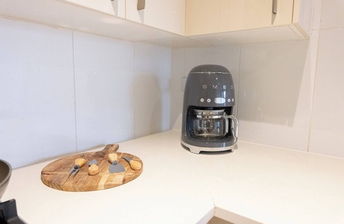 Waterloo Apartment | 1BD| Free Parking|sleep 4 guest|Work desk|Baby cot|PoolGym|air mattress|