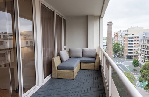 Waterloo Apartment | 1BD| Free Parking|sleep 4 guest|Work desk|Baby cot|PoolGym|air mattress|