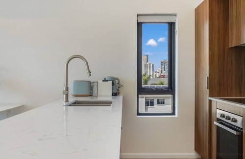 Miami Apartment | 2 Bed, 2 Bath Ocean View Apt! Parking, 250m to Beach