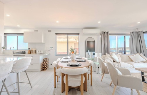 Manly Apartment | 2 Bedroom Ocean Views & Walk to Freshwater & Manly