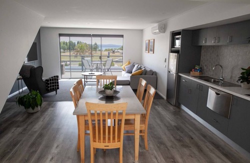 Batehaven Apartment | 2 Bedroom Open plan,combined living & dining areas with fully self contained kitchen & laundry.