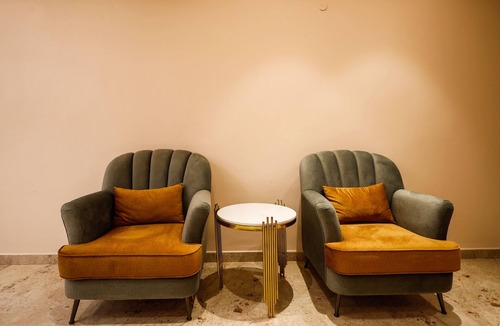 Mahmoorganj Apartment | 2-bedroom spacious apartment with large TV, AC, WiFi nr Kashi Vishwanath Temple