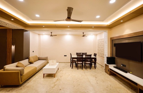 Mahmoorganj Apartment | 2-bedroom spacious apartment with large TV, AC, WiFi nr Kashi Vishwanath Temple