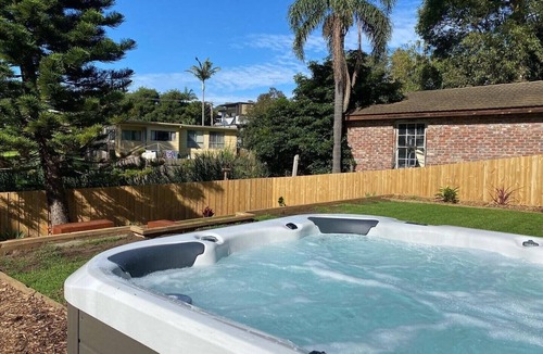Malua Bay House | 3 BDR house with spa, walking distance to Malua Bay beach