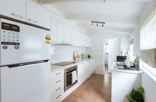 Redfern House | 3-Bed Redfern Stn mins to CBD | Sleeps 7 + Parking