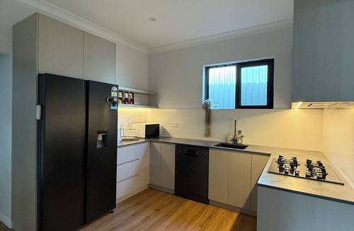 Dundas Villa | 3-Bedroom Guest Flat with full kitchen and bathroom 60sqm
