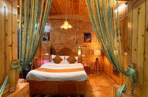 Manali Apartment | 3 Bedroom Luxury villa with sceneric mountain view