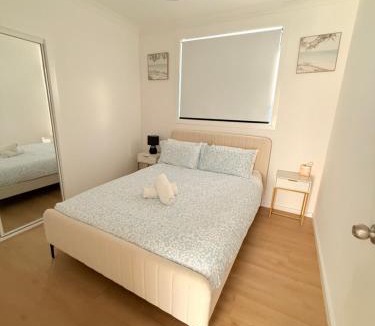 Gillieston Heights House | 4BR Family Escape - Exotic Lake view and Kangaroos