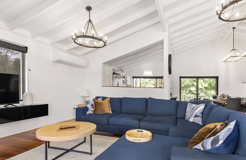 Korora House | 5 Bedroom deluxe family home at Korora - 300m to beach