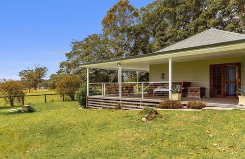 Coomba Bay House | 5 bedroom Lake front farm Homestead. Close to Beaches. Sleeps 12 people.