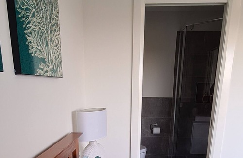 Diamond Beach House | 5 minutes to beaches park & beach walks pet friendly