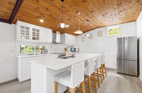 Summerland Point House | 5 minutes walk to the water! Family house with pool table, outdoor patio and BBQ