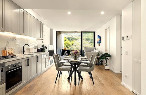 Thirroul Apartment | ⭐️5-Star Luxury 2BR Getaway Scenic Terrace & Views Walk to Train & Beach