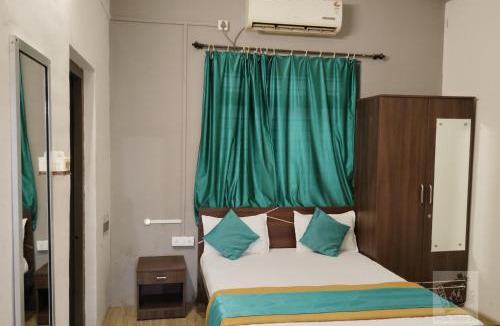Daulatabad Hotel | 6 CR Hotel Lucky Star CENTRAL BUS STOP