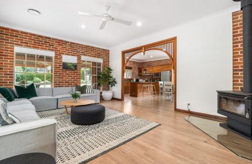 Laffing Waters House | 6 Minutes from Bathurst CBD - The Estait Homestead - Laffing Waters Retreat