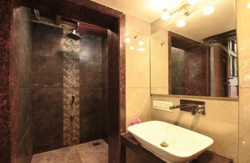 Parshwapuram Villa | 7BHK Pool House by VLove Homes