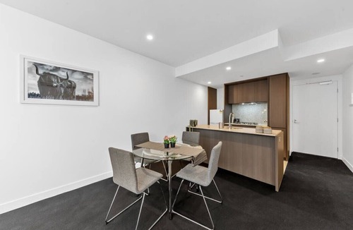 Carlton South Apartment | A Cozy Apt, Only a 5-min Walk to Victoria Market