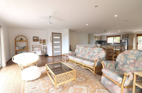 Berrambool House | A Touch of Bali - 3 Bedroom Pet friendly home. 3+ nights