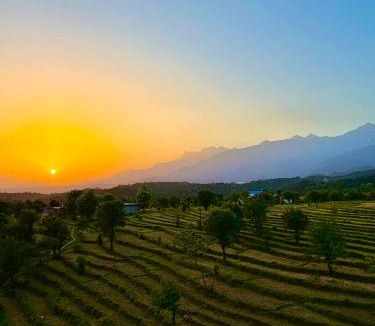 Suja House | Aahista Stays- Mountain view homestay