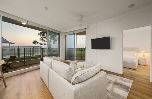 Main Beach Apartment | Absolute Beachfront Apartment with Direct Pool & Beach Access