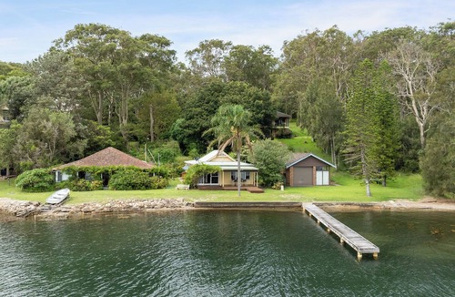 Coal Point House | Absolute waterfront, cute , 3 bedroom family cottage!
